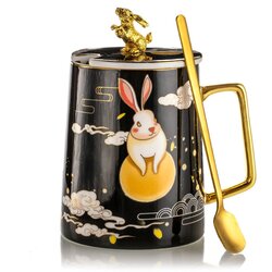 Кружка керамическая черная с крышкой Кролик на Луне в подарочной коробке, 450 мл, Объем мл: 450, Цвет: Черный в чайном магазине BestTea, фото 